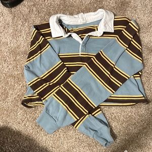 Long sleeve crop top with white collar.